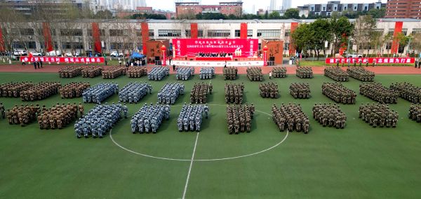 入伍歡送會現場。重慶機電職業技術大學供圖