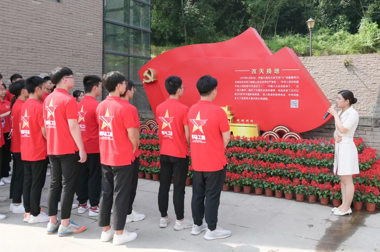 校內百年黨史路。重慶工程職業技術學院供圖