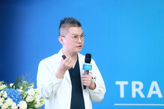 李季做分享。重慶銅雀臺整形外科醫院供圖