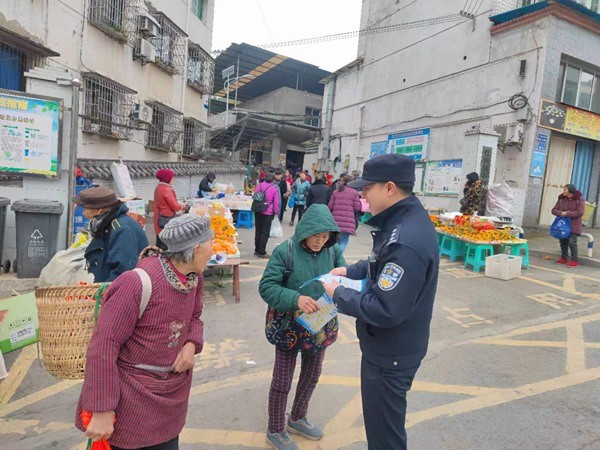 進社區開展防范和打擊經濟犯罪宣傳。巴南區公安局石灘派出所供圖