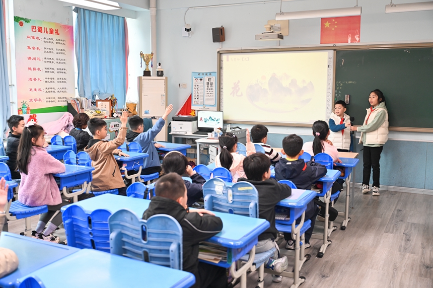 同學們在教室內自己開展“飛花令”活動。鄒樂攝