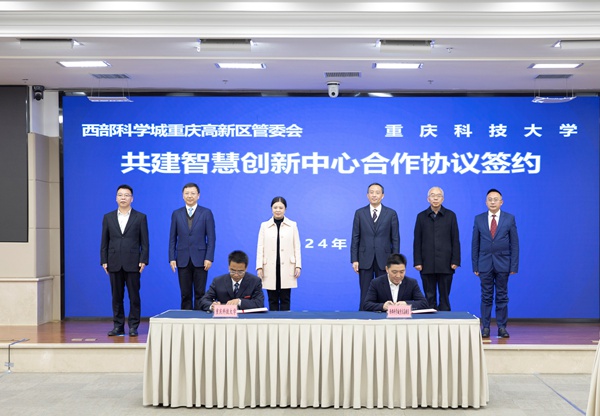 簽約現場。何超攝