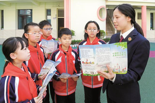 檢察官向學生講解拒絕校園欺凌相關法律知識。廣安區人民檢察院供圖