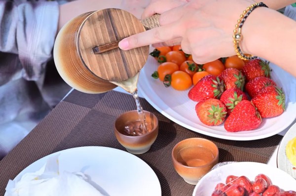 圍爐煮茶。重慶安琪兒婦產醫院供圖