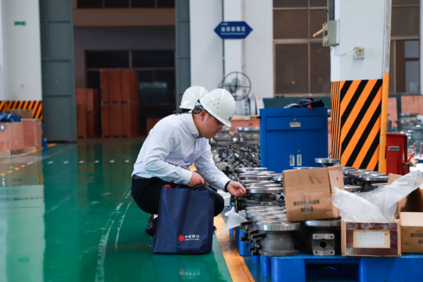 客戶經理在科創企業車間實地調研，為客戶提供授信支持。中信銀行重慶分行供圖