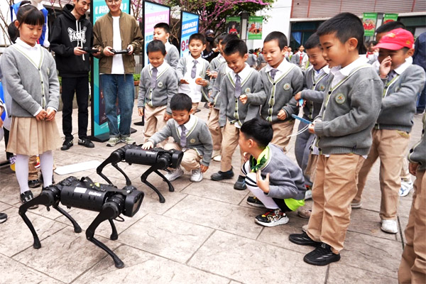 仿真機器狗完成指令。森林實驗小學供圖