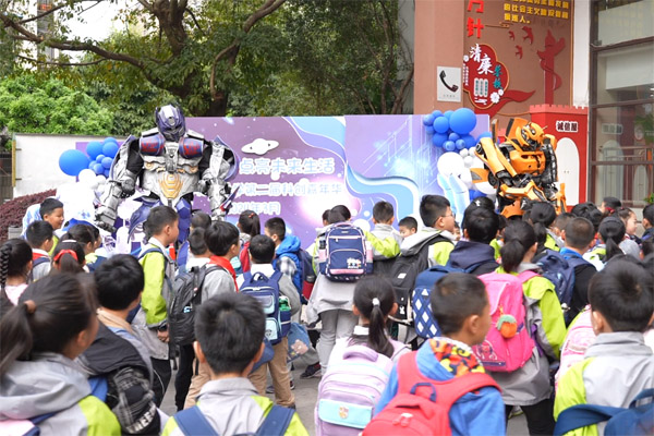 學生與機器人互動。森林實驗小學供圖