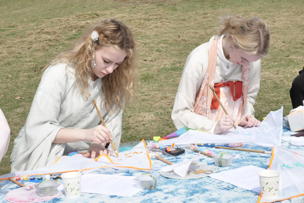 留學生體驗做風箏。袁杰攝