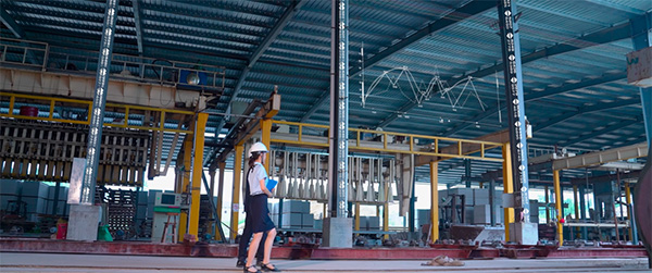 工作人員走訪企業。郵儲銀行重慶分行供圖