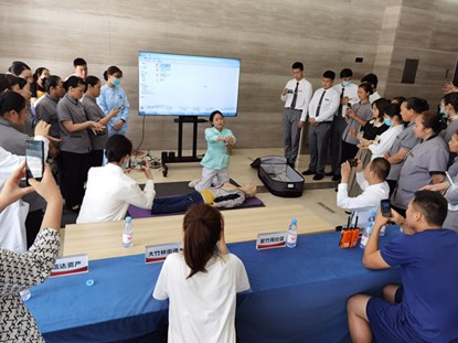 心肺復蘇術培訓現場。重慶康心醫院供圖