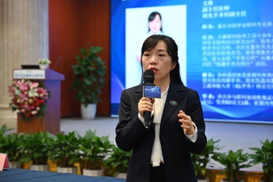 文燕現場講解介紹。重慶愛爾眼科醫院總院供圖