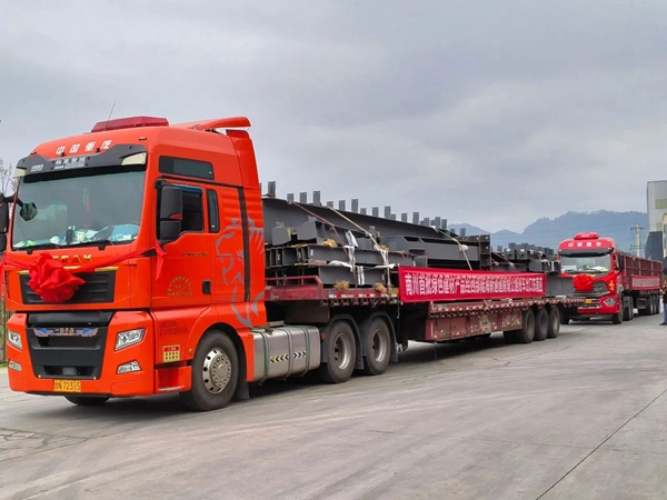 南川首批綠色建材產品經西部陸海新通道跨境公路班車出口東南亞。重慶物流集團供圖