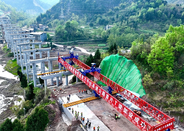 萬開達高速公路項目寨子坡大橋完成首片T梁架設。王長宇攝