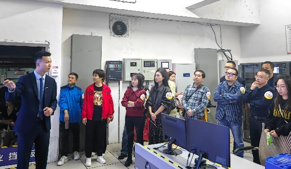 體驗者一行參觀設備房。新鷗鵬物業供圖