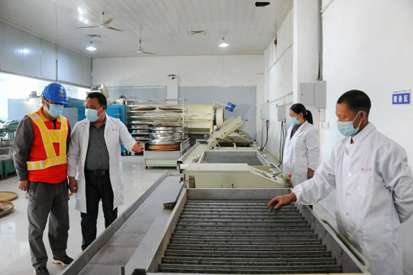 國網重慶奉節供電公司員工向黃國強了解茶廠用電需求。楊崳杰攝