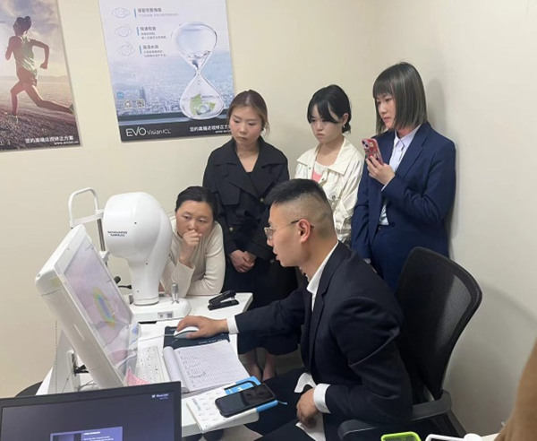 實操環節。重慶愛爾眼科醫院總院供圖