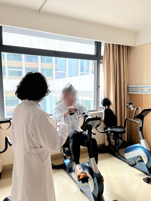 吳玉嬋正在指導患者科學運動。重慶康心醫院供圖