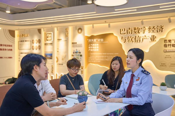 在巴南區軟件園政策宣傳活動中，稅務人員面對面答疑解惑。饒鵬飛攝