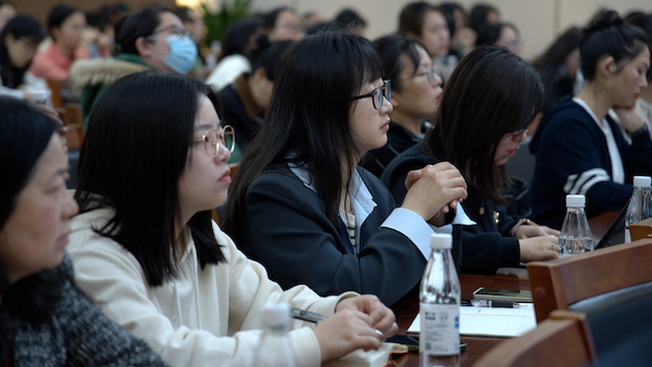 璧山區稅務局、璧山高新區管委會、璧山區經信委、璧山司法局及部分銀行聯合舉行惠企政策宣講活動，為200余名“專精特新”企業代表講政策、送服務。謝坤伸攝