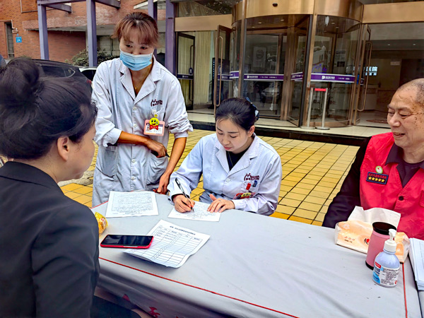 獻血現場。重慶嘉華醫院供圖