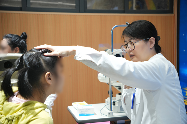 義診現場。重慶普瑞眼科醫院供圖