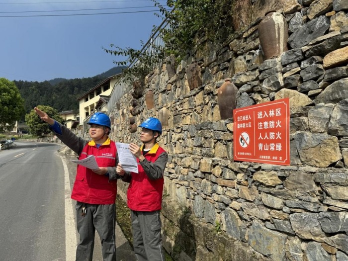 國家電網紅巖（市北）共產黨員服務隊隊員在渝北區石船鎮玉峰山林場區域開展防山火巡視。鐘雪攝
