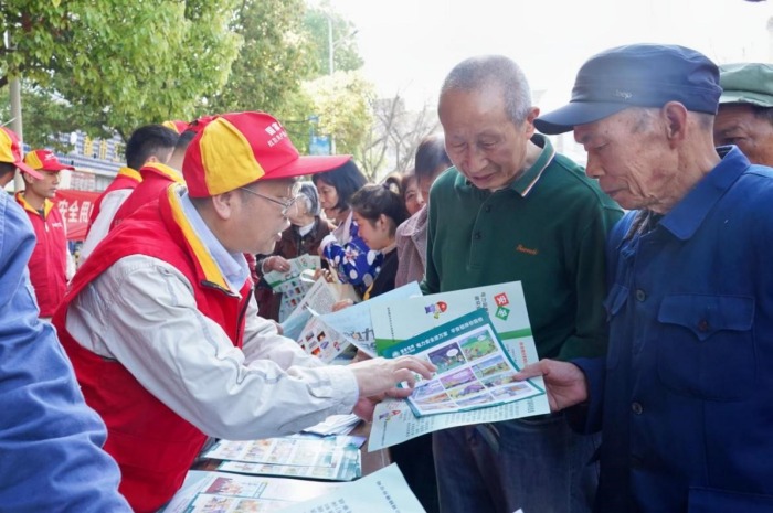 國網重慶萬州供電公司員工在萬州區高粱鎮開展“防山火、防外破、防空飄”保供電宣傳。黃凌霜攝