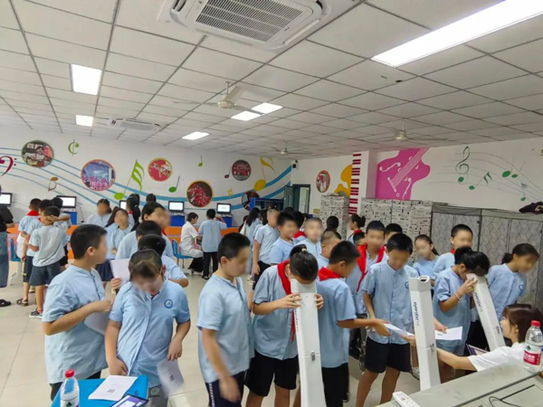 進校開展視力篩查活動。重慶何氏眼科醫院供圖