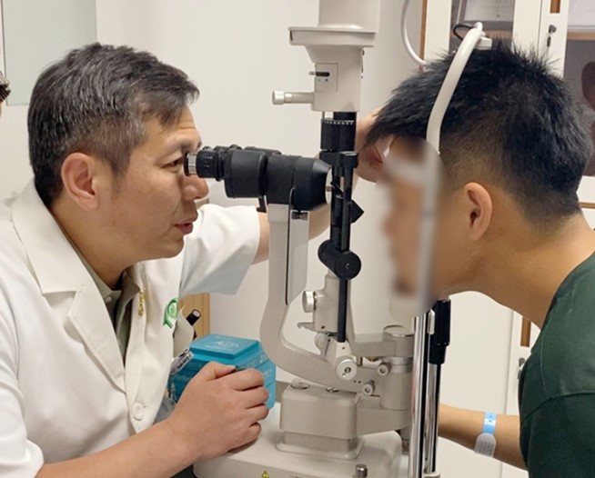 李付亮為患者做檢查。重慶何氏眼科醫院供圖