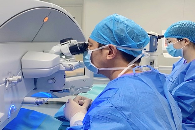 李付亮做手術中。重慶何氏眼科醫院供圖