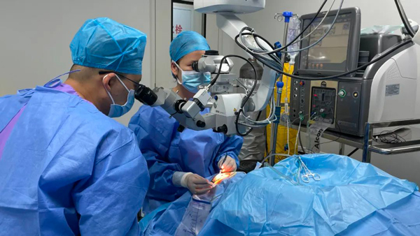 劉晨苗為患者進行手術中。重慶何氏眼科醫院供圖
