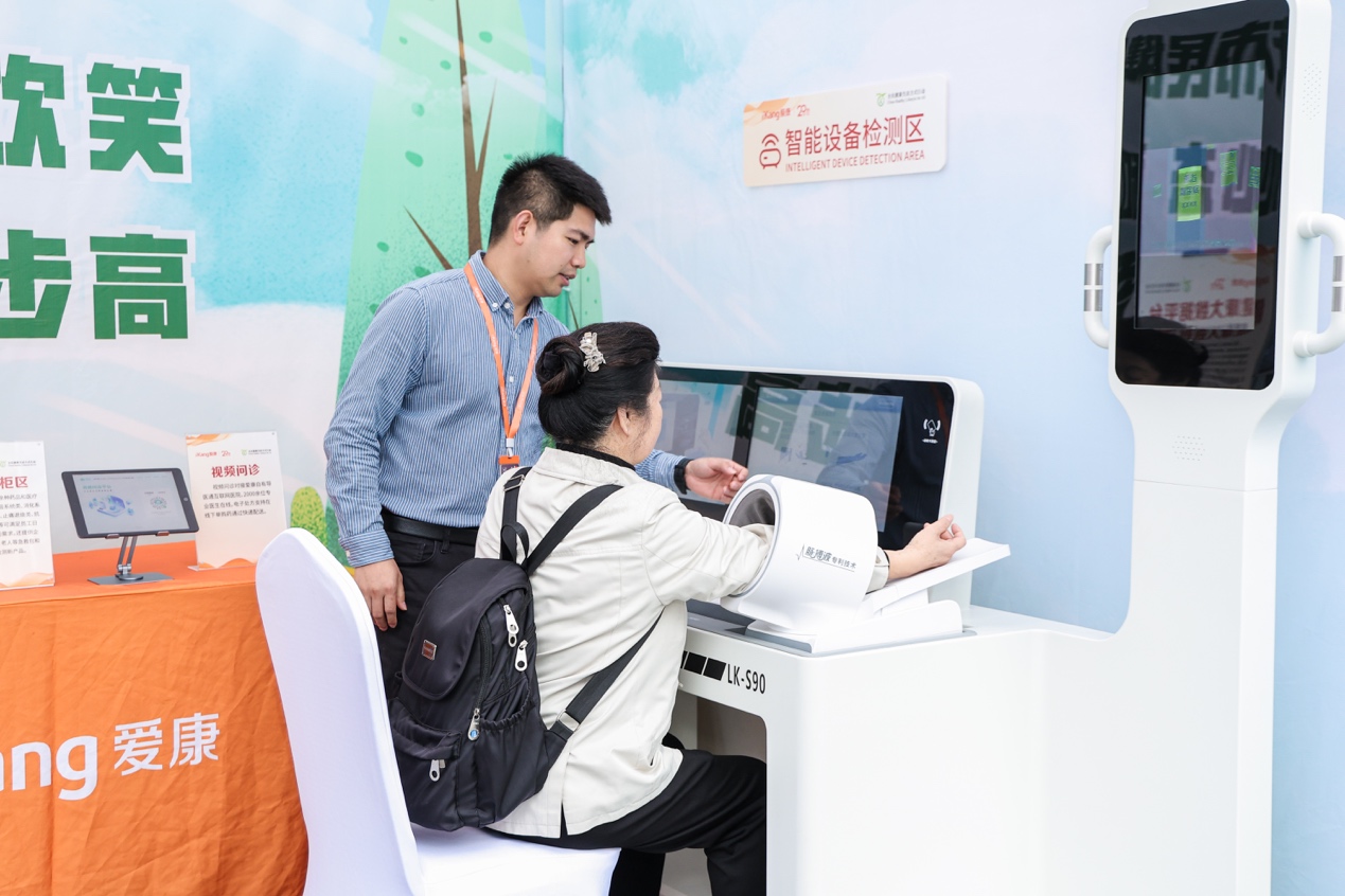 市民體驗中。愛康集團重慶分公司供圖