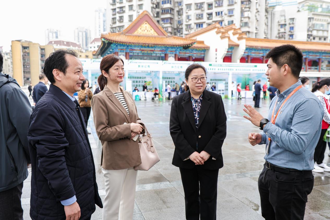 領導一行參觀愛康展臺。愛康集團重慶分公司供圖