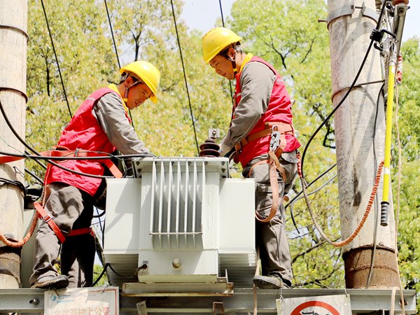 供電公司在茶山竹海開展金盆湖變壓器春季計劃檢修工作。國網重慶永川供電公司供圖