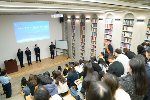 4月11日，重慶市稅務局、稅務總局駐重慶特派辦、重慶兩江新區稅務局聯合開展“稅護創業”主題宣講活動。胡俊松攝