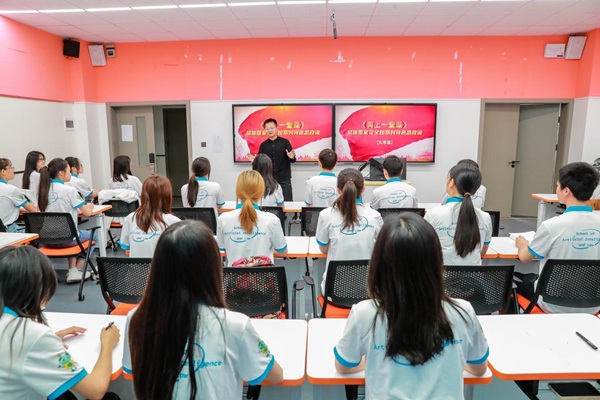 該校老師華敏超講授特色思政課。西南政法大學供圖