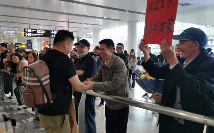 4月11日，親人在重慶江北國際機場迎接唐啟明。重慶合川區公安分局供圖
