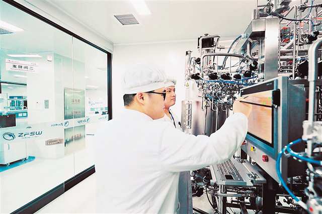 智飛生物研發人員在工作