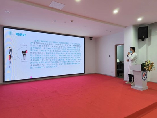 管床醫生介紹患者情況。重慶道格骨科醫院供圖