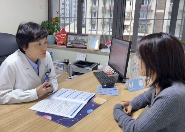 唐甜向患者介紹近視手術情況。重慶普瑞眼科醫院供圖