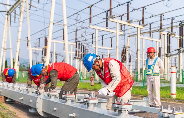 電力員工開展主變冷卻器改造檢修。國網重慶永川供電公司供圖