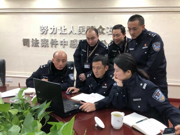 楊勇跟工作室的年輕人一起。重慶市高級人民法院供圖