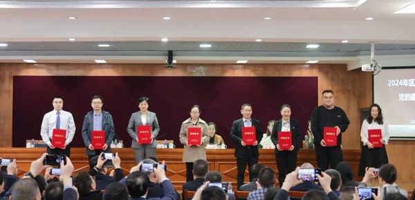 梁鴻（左一）領取證書。重慶西區醫院供圖