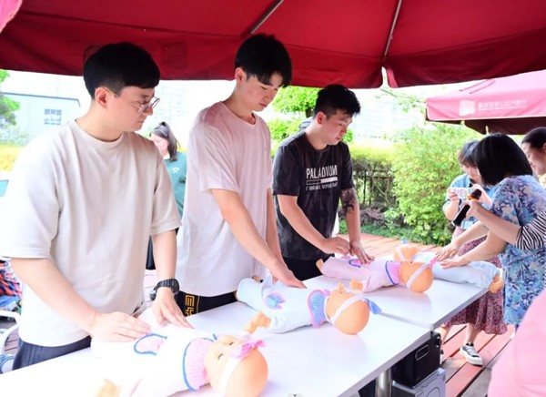 準爸爸實操現場。重慶安琪兒婦產醫院供圖