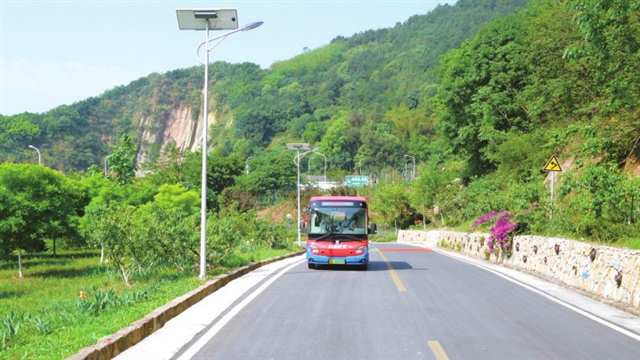 動態旅游觀光公交行駛在農村公路上