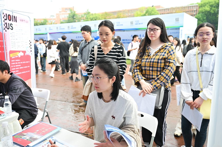 畢業生正與參會用人單位進行交流。鄒樂攝