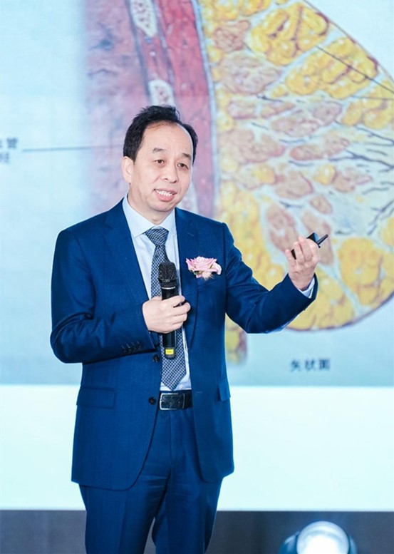 孫家明介紹“松垂乳矯正聯合假體植入”。重慶華美整形外科醫院供圖