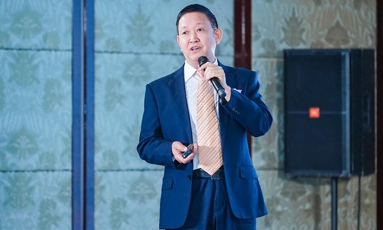 陳德法在會上做“高難度修復胸案例分享”。重慶華美整形外科醫院供圖