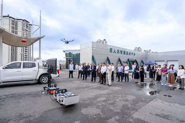國網重慶永川供電公司無人機首席工程師何濤介紹全域無人機巡檢技術運用情況。賴小龍攝