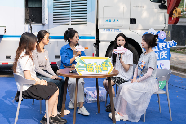 學生訪談現場。重慶理工大學供圖